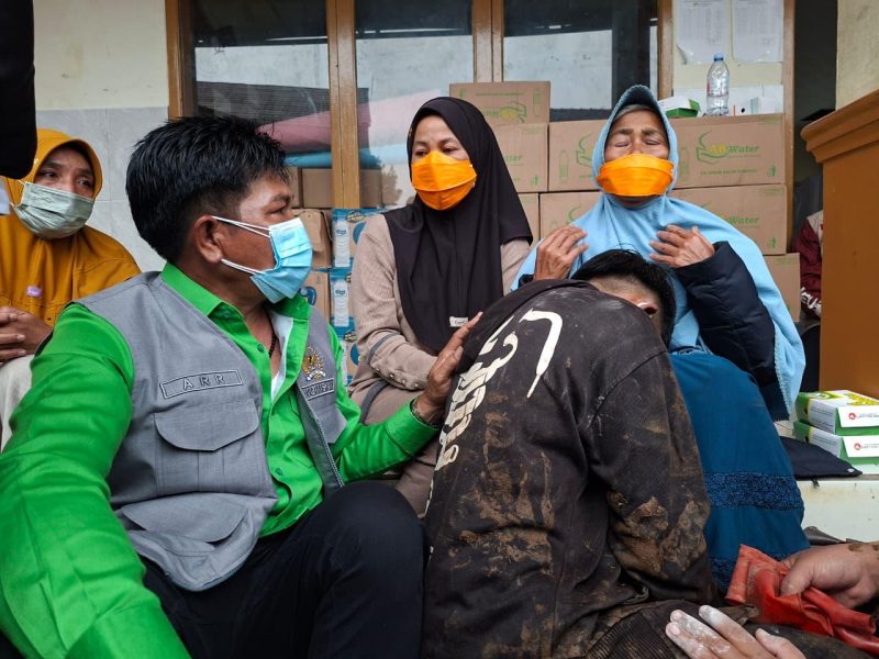 Asep Romy Romaya Turun Langsung Bantu Korban Longsor Cisarua